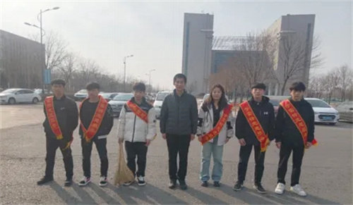 弘扬雷锋精神 绽放青春风采——迁安职教中心机电工程系团总支开展校园清洁活动