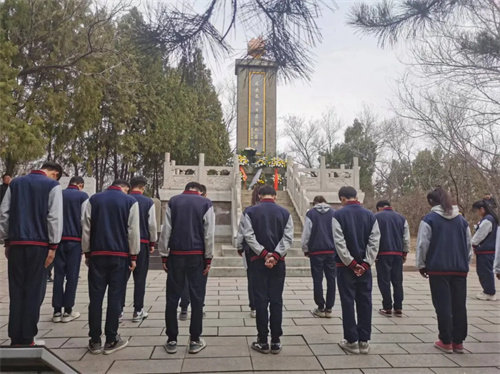 迁安职教中心新疆且末学子祭扫活动简报