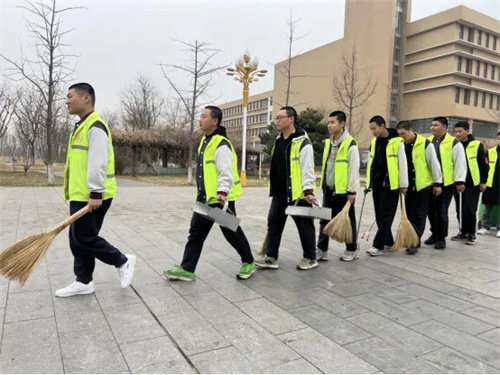 绿色马夹护校园 劳动润心促成长——迁安职教中心机电工程系22机电2班、23机电2班值周侧记
