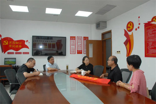 教师倾心育桃李 家长感恩送锦旗——迁安职教中心学生家长赠送锦旗谢师恩