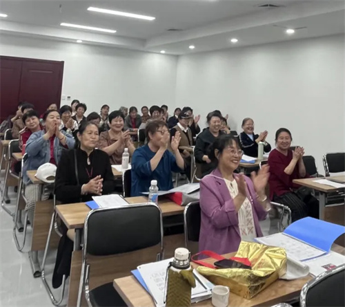 职教赋能社区教育 欢乐点亮终身学习——迁安市职教中心走进晨曦社区开展合唱活动